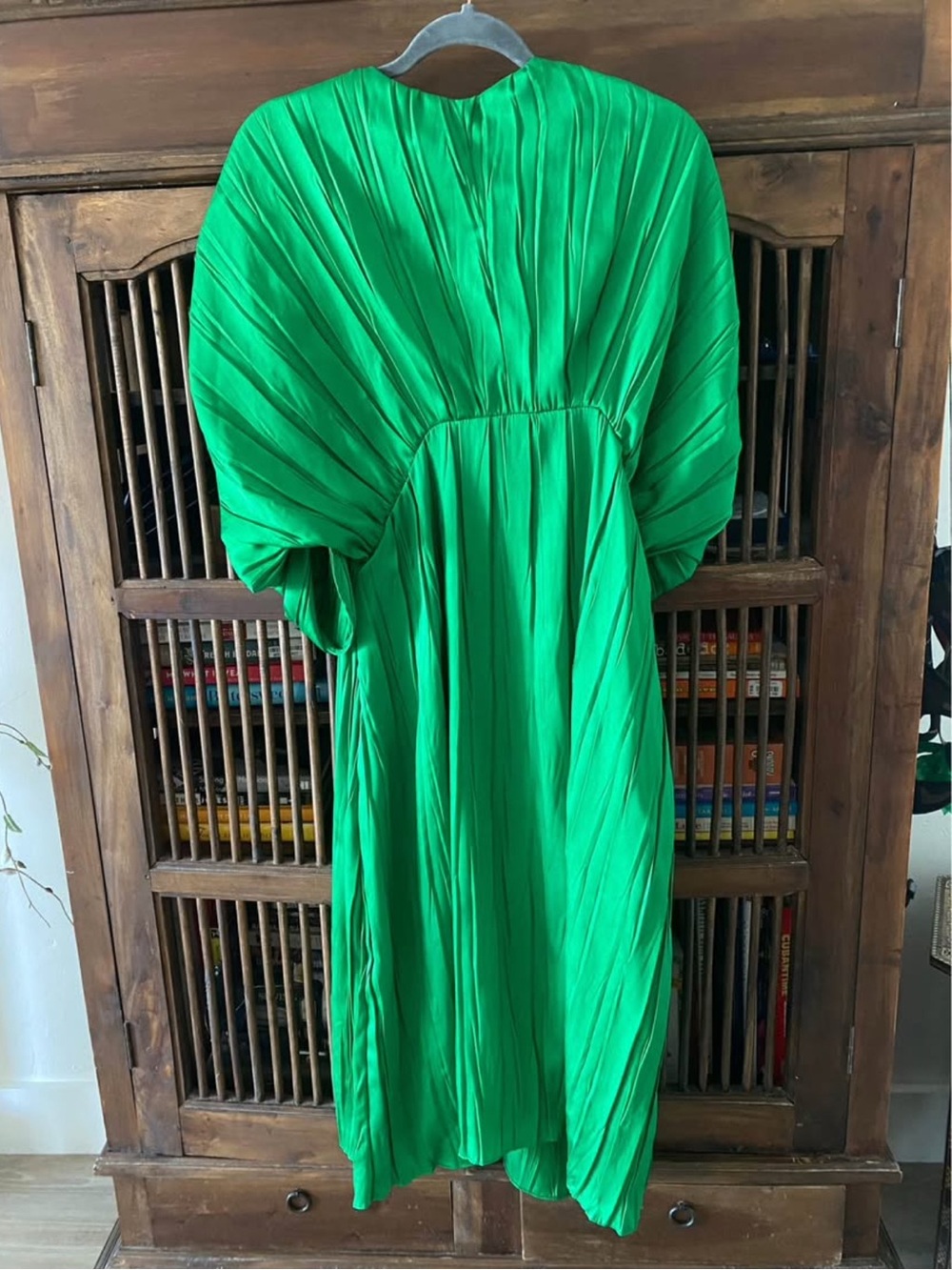 Zara Beautiful & Vibrant Green Pleated Midi Dress SZ Medium